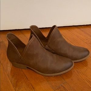 Universal Threads Women’s Cut-Out Ankle Boots